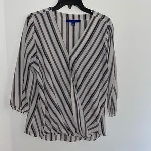 Black and white APT. 9 top size M